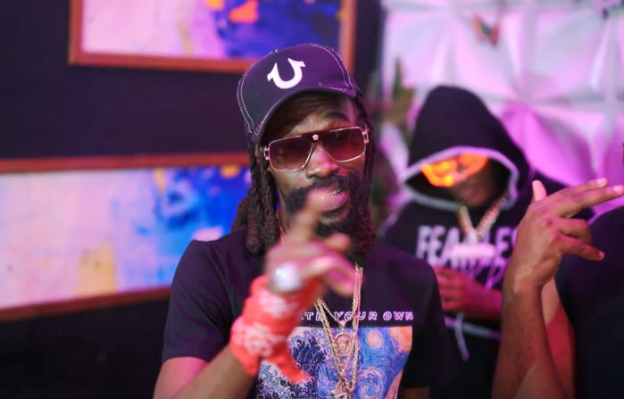 Munga Honorable "Naa Chubble Nobody" on 13thStreetPromotions.com #Jamaica #Dancehall #13thStreetPromotions #MungaHonorable #NaaChubbleNobody #TrackStarr #TrackStarrMusic #DarkMoonCinema #MusicVideo #Video #Youtube #Caribbean